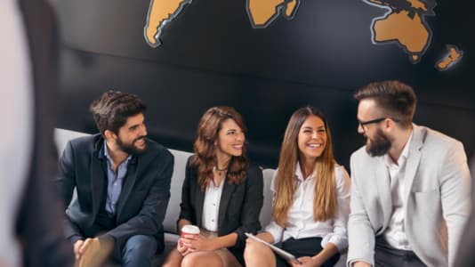 Fyra personer i samtal